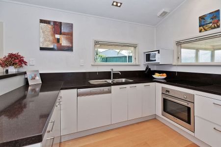 Central 2 bedroom home with lovely garden - Photo 4