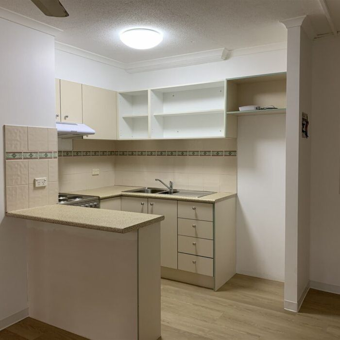 A Quiet Sanctuary Away from The Bustle of The Inner-City with New Flooring, New Paint and New Cooking Appliance. - Photo 1