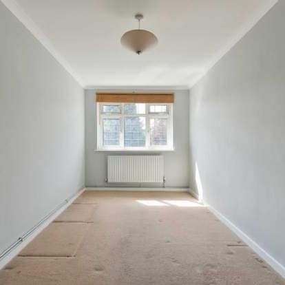 2 bedroom property to rent in Epsom - Photo 1