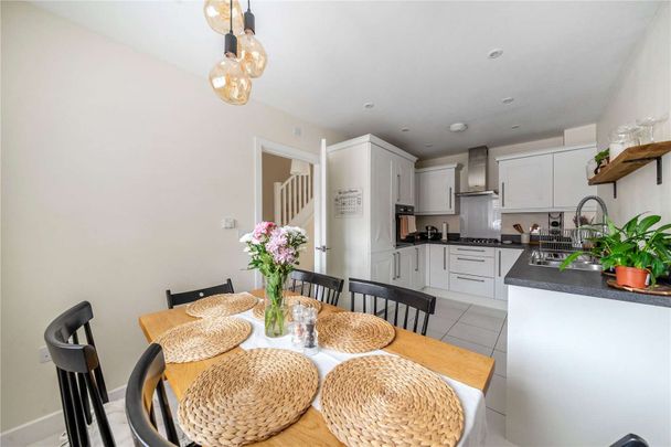 An extremely well presented 3 bedroom semi detached home to rent, tucked away in a secluded spot within the modern development at Spencers Wood in Reading. - Photo 1