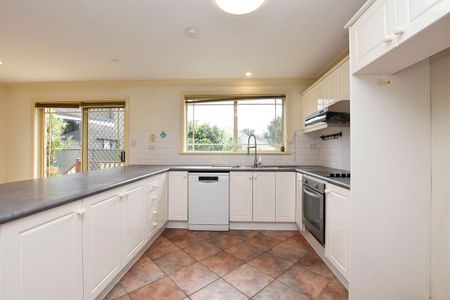 Modern Family Residence in the heart of Eastwood with low maintenance - Photo 5