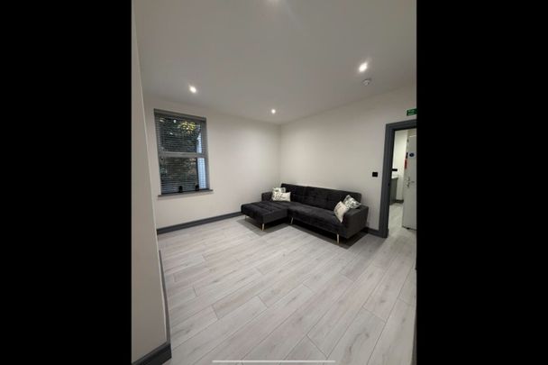 2 Bed Flat, Birkin Avenue, NG7 - Photo 1