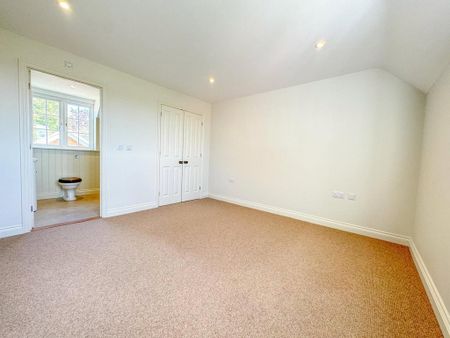 4 bedroom detached house to rent - Photo 2