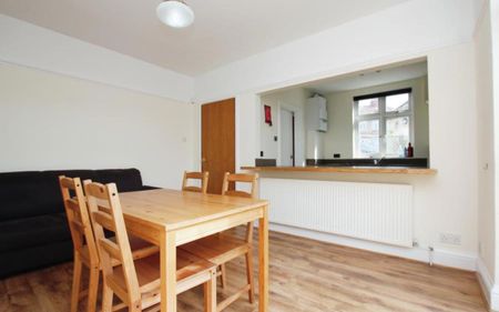 Fantastic three bedroom semi-detached house in a beloved family area with garage! Walking Distance to Gloucester Road! - Photo 2