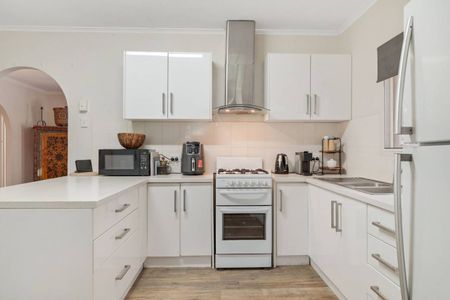 Family Home in Prime Location! - Photo 3