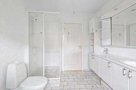 Lys og indbydende villa med grøn have og plads til familielivet - Photo 5
