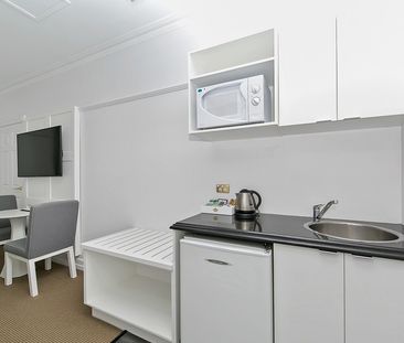 Fully Furnished Studio Apartment Opposite Central Station! - Photo 4