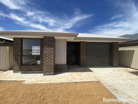 3 Bedroom Home with Ensuite! - Photo 3