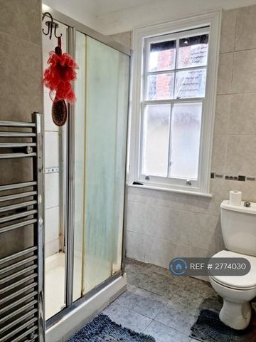 1 bedroom in a flat share to rent - Photo 5