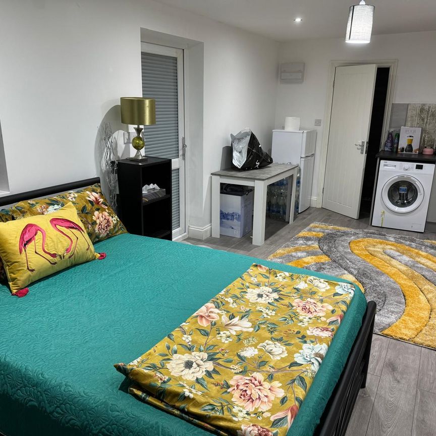 Self contained studio flat ideal for working couples- £1350 inclusive - Photo 1
