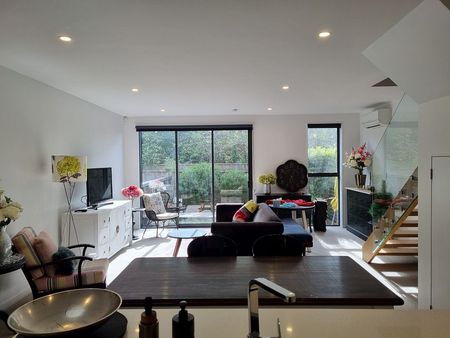 Chic 3BR Townhouse in Seatoun! - Photo 3