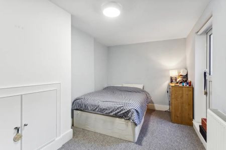 2 bedroom flat in Islington - Photo 3