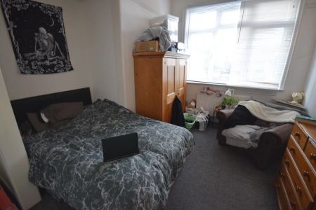 To Rent Alma Road, Winton, Bournemouth, BH9 £1,695 pcm Tenancy Info - Photo 3