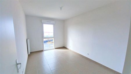 location Appartement T2 DE 41.77m² À PORT DE BOUC - Photo 3