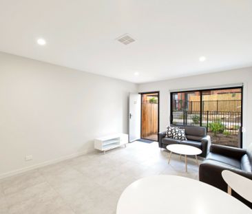 Modern Townhouse - Photo 3
