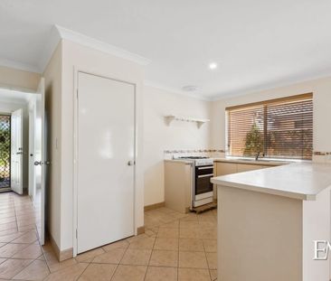 Freshly painted, in front of the park! - Photo 2