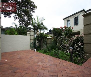 Superb Townhouse - Photo 5