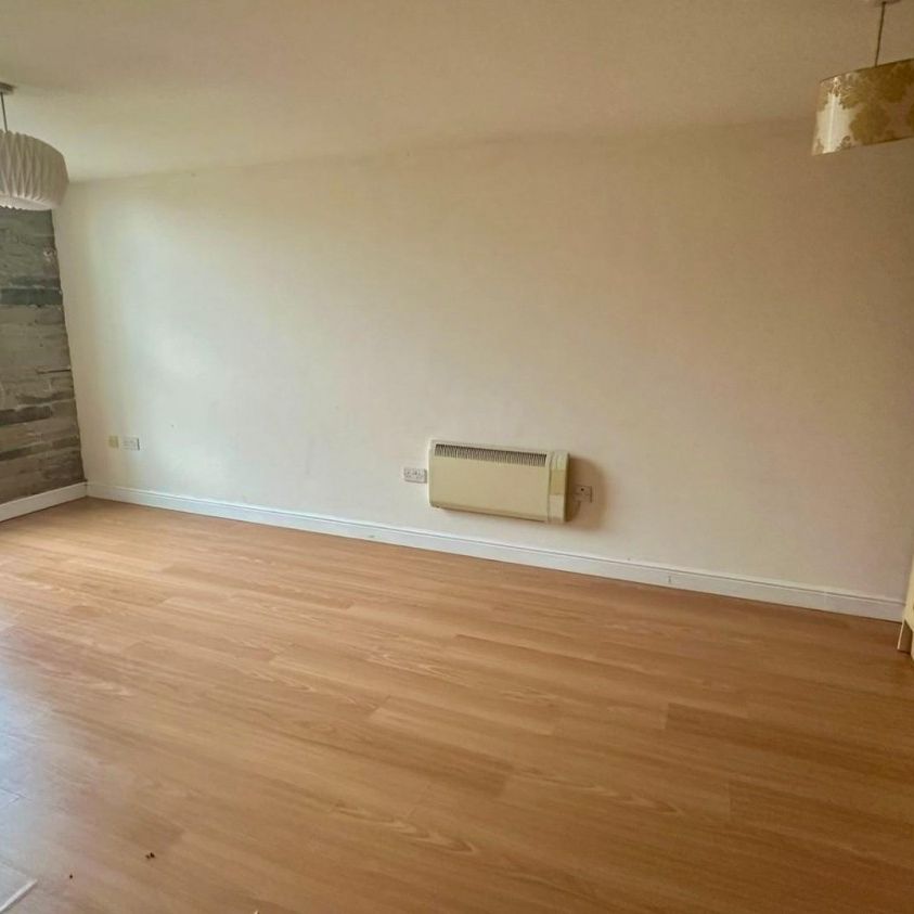 2 bedroom Flat To Let - Photo 1