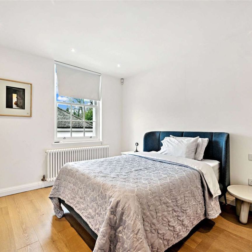 A beautifully refurbished gated residence on Abbey Road, NW8, with private parking for four cars - Photo 1