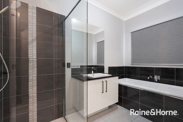 Stunning Family Home in Cranbourne East - $600/week - Photo 1