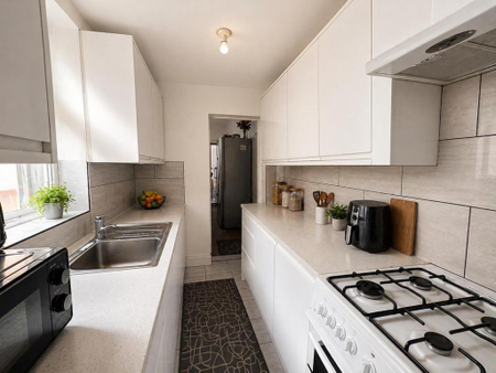 3 bedroom terraced house to rent - Photo 4