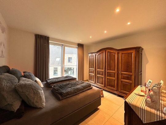 Instapklaar twee-slaapkamerappartement met zicht op stadspark te centrum Roeselare! - Foto 1