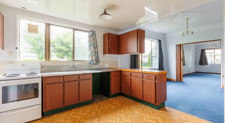 Four Bedroom Centrally Located. - Photo 3