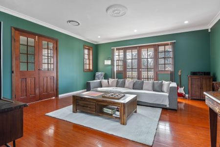 EXPANSIVE FAMILY LIVING WITH ESCARPMENT VIEWS & ENTERTAINER'S APPEAL - Photo 4