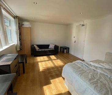 4 bedroom flat to rent - Photo 1