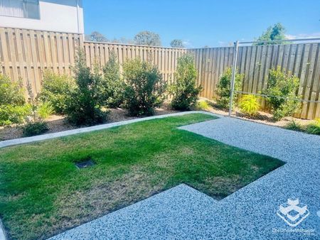 New Modern Townhouse with Ducted Air Con - Photo 2