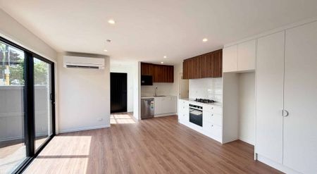 CHRISTCHURCH CENTRAL - 3 BEDROOMS, 3.5 BATHROOMS, 2 HEATPUMPS - Photo 3