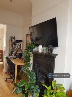 1 bedroom in a flat share to rent - Photo 1