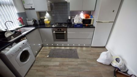 2 bedroom Flat in Kelso Road, Leeds - Photo 2