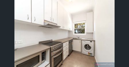 Renovated, Light & Spacious 2 Bedder - Photo 2