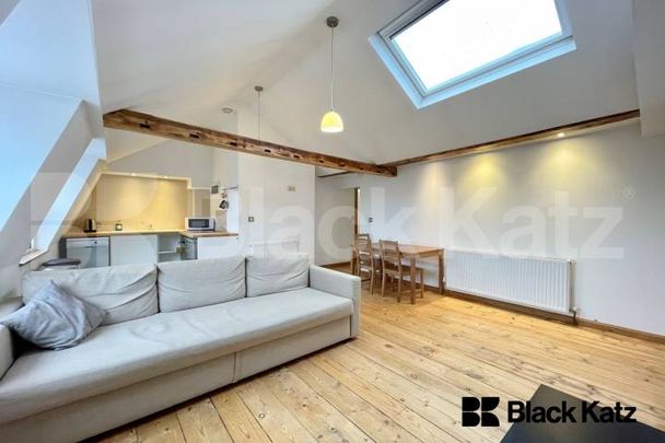 top floor conversion boasts stylish decor throughout and an abundance of light - Photo 1