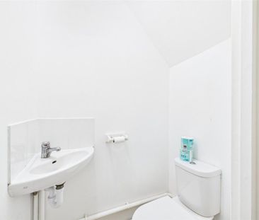 4 bedroom end of terrace house to rent - Photo 1