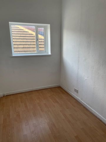 1 Bed Flat, Hyde Road, M18 - Photo 3