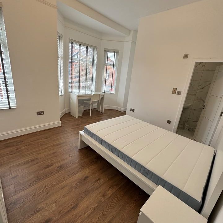 Room in a Shared House, Kensington Avenue, M14 - Photo 1