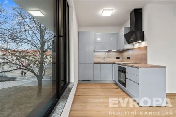 Pronájem bytu 2+kk s lodžií a garážovým stáním v Praze rezidenci Petřiny - Photo 1