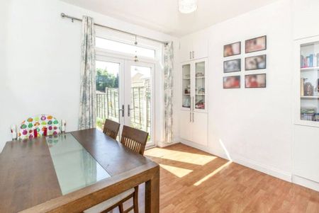 London Road, Staines-upon-Thames, Surrey, TW18 4JX - Photo 4
