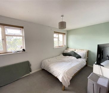 A well presented, recently refurbished 3 bedroom semi-detached hous... - Photo 6