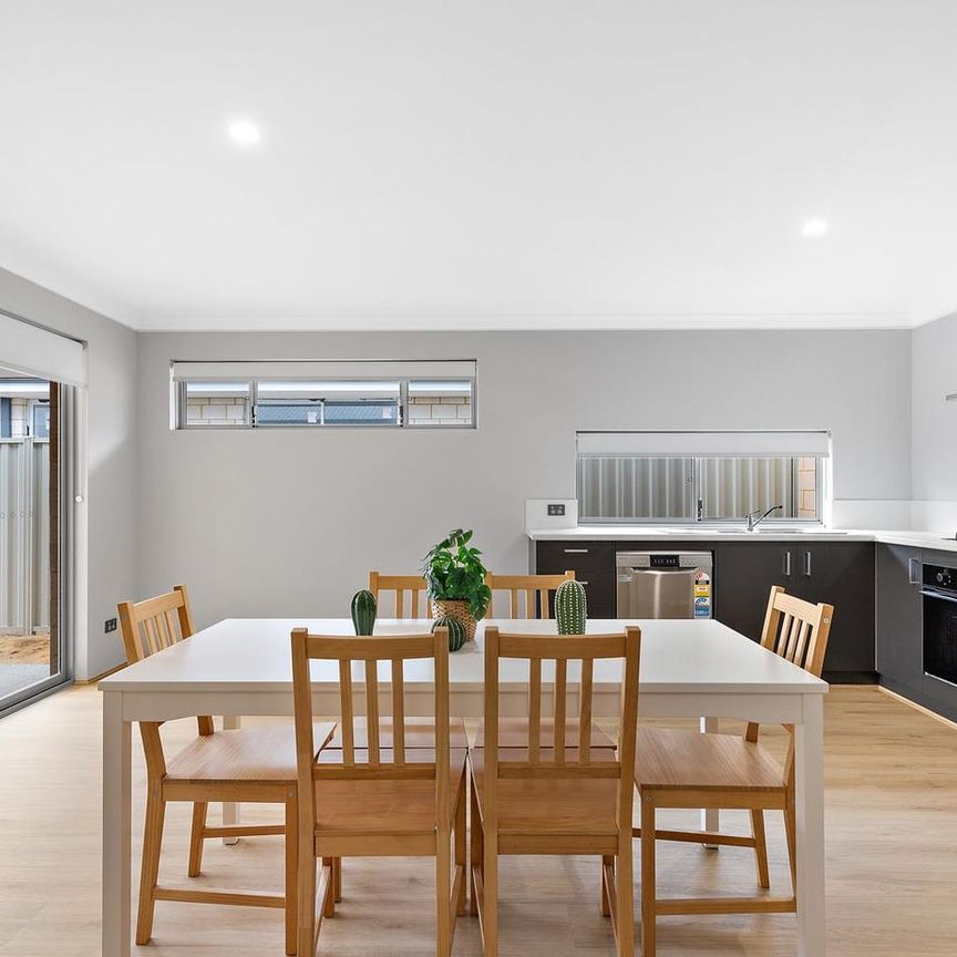 Contemporary, Private Ensuite Room in Golden Bay, WA - $350 per week / Fully Furnished / All Utilities Included - Photo 1