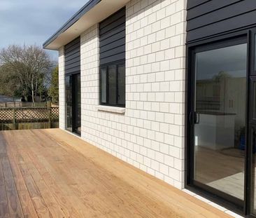 Four Bedroom Home with Indoor-Outdoor Flow - Photo 2