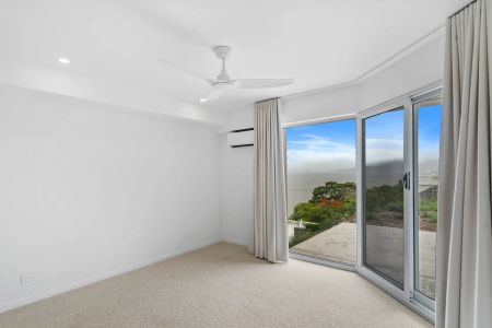 Tastefully renovated apartment offering stunning views. - Photo 3