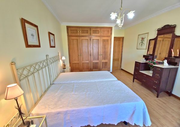Moradia com piscina, jardim, totalmente equipada e mobilada