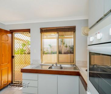 Spacious Townhouse - Photo 6