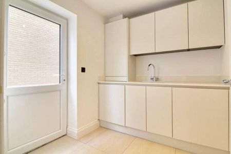 5 bedroom detached house to rent - Photo 2