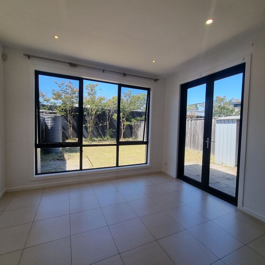 3 Bedroom Townhouse Walk to Westall Station - Photo 1