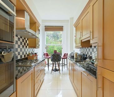 Elegant Two-Bedroom Ground Floor Apartment in a Converted Mansion - Photo 5