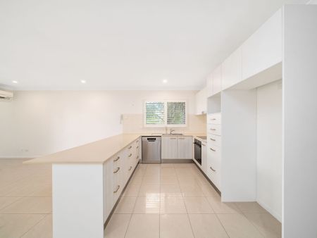 Top-Floor Living in a Boutique Complex – Walk to Scarborough Seaside Village - Photo 2